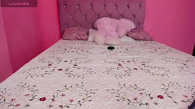 Snapshot of Moonroxe_ chatting on July 7, 8:01 pm Moonroxe online show from July 7, 8:01 pm