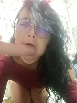 Snapshot of sarayulith chatting on October 5, 1:40 am sarayulith online show from October 5, 1:40 am