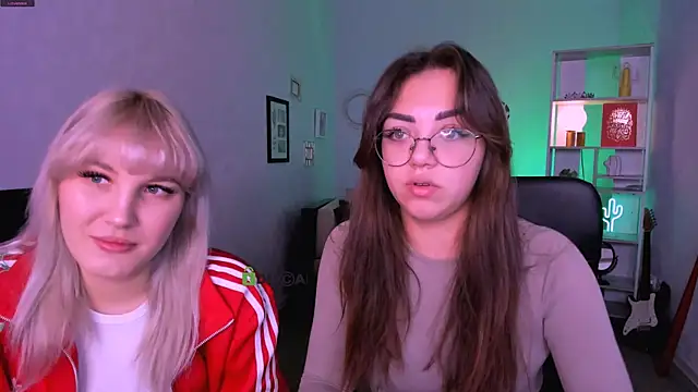 Snapshot of kiki_swan chatting on December 15, 6:52 am kiki swan online show from December 15, 6:52 am