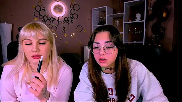 kiki swan online show from February 6, 7:04 am