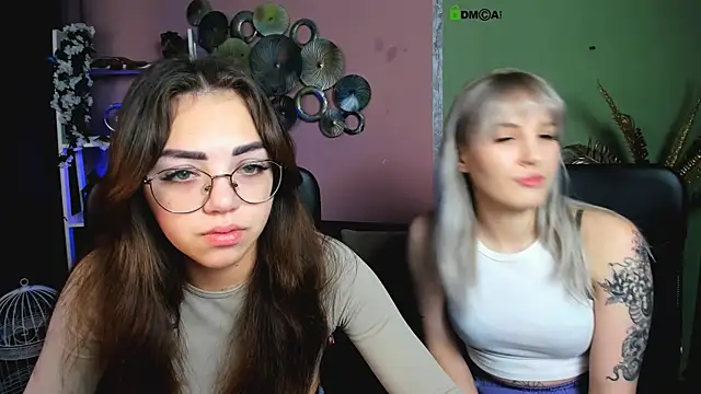 Snapshot of kiki_swan chatting on December 4, 6:45 am kiki swan online show from December 4, 6:45 am