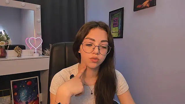 Snapshot of kiki_swan chatting on March 16, 11:05 am kiki swan online show from March 16, 11:05 am