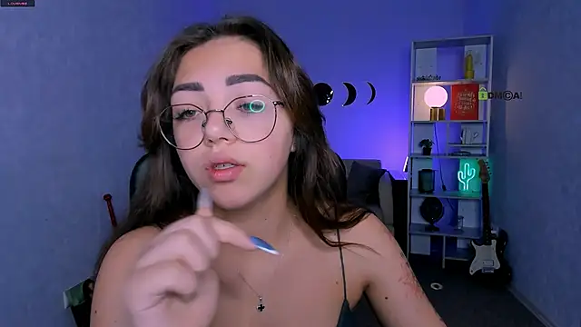 Snapshot of kiki_swan chatting on November 14, 6:39 am kiki swan online show from November 14, 6:39 am