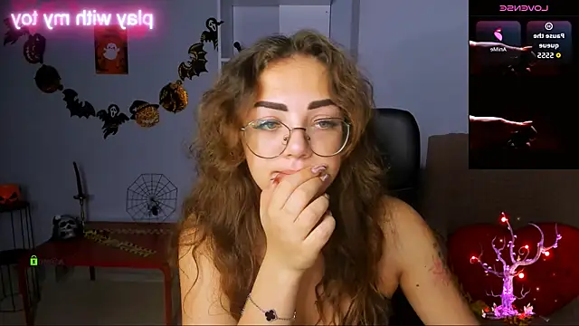 Snapshot of kiki_swan chatting on October 29, 7:40 am kiki swan online show from October 29, 7:40 am