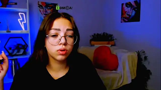 Snapshot of kiki_swan chatting on March 17, 7:35 am kiki swan online show from March 17, 7:35 am