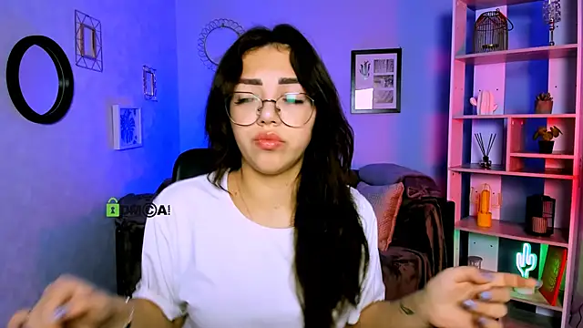 Snapshot of kiki_swan chatting on March 14, 6:53 am kiki swan online show from March 14, 6:53 am