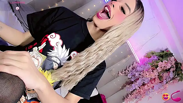 Snapshot of Nina_Keyli chatting on June 27, 8:37 pm Nina Keyli online show from June 27, 8:37 pm