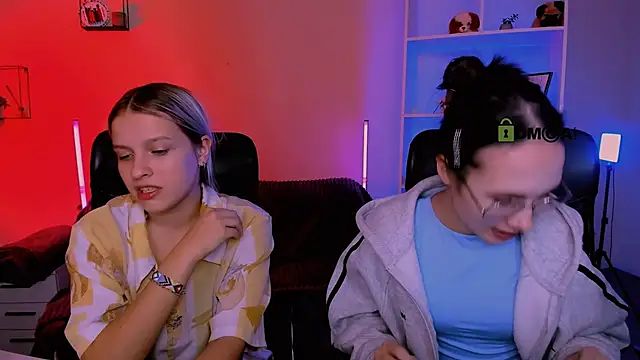 Snapshot of mona_cloud chatting on December 3, 12:55 am mona cloud online show from December 3, 12:55 am