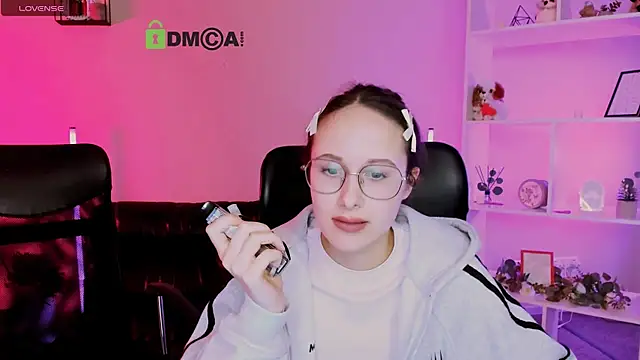 Snapshot of mona_cloud chatting on December 16, 12:15 am mona cloud online show from December 16, 12:15 am