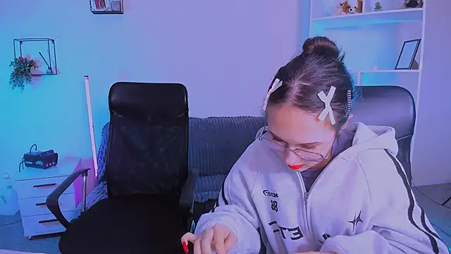 Snapshot of mona_cloud chatting on November 10, 12:26 am mona cloud online show from November 10, 12:26 am