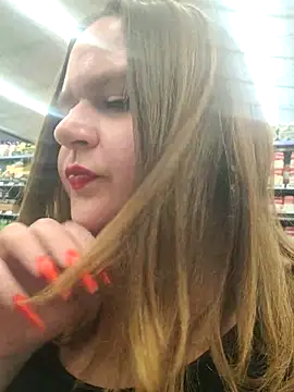 Snapshot of Bigmouthbitch chatting on December 14, 3:46 am Bigmouthbitch online show from December 14, 3:46 am