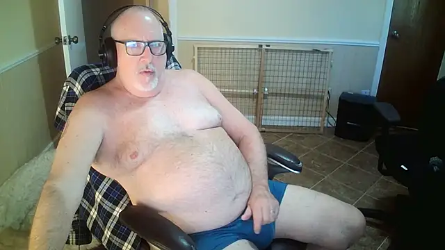 Snapshot of superbearboss chatting on October 19, 10:12 pm superbearboss online show from October 19, 10:12 pm