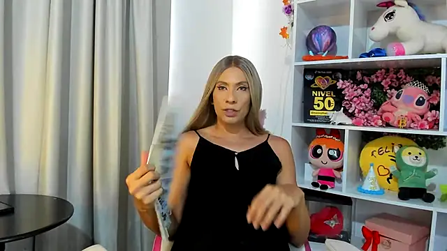 Snapshot of davinaclaire chatting on July 17, 7:11 pm davinaclaire online show from July 17, 7:11 pm