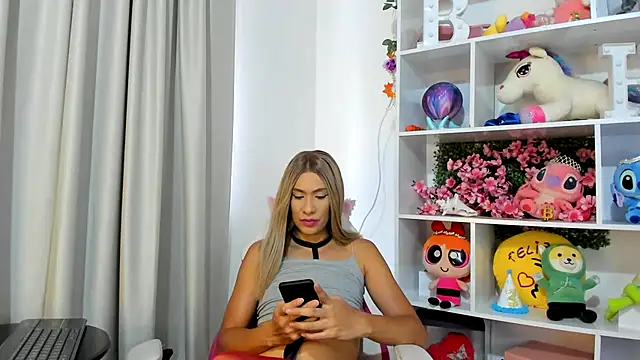 Snapshot of davinaclaire chatting on June 25, 7:52 pm davinaclaire online show from June 25, 7:52 pm