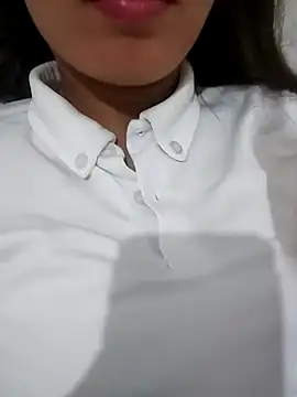saraaxx1 online show from May 13, 2:57 pm