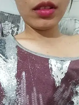 saraaxx1 online show from May 8, 4:22 pm