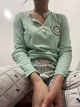 saraaxx1 online show from May 1, 1:49 pm