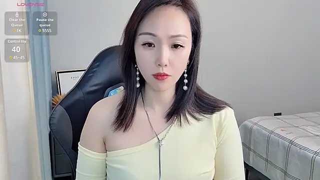 Snapshot of Dewluna chatting on March 18, 11:44 am Dewluna online show from March 18, 11:44 am
