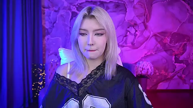 Snapshot of SelenaIris chatting on October 17, 6:39 am SelenaIris online show from October 17, 6:39 am