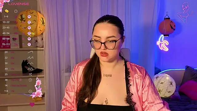 Snapshot of MiraLuccian chatting on October 19, 6:43 pm MiraLuccian online show from October 19, 6:43 pm
