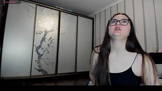 Snapshot of MiraLuccian chatting on March 17, 5:49 pm MiraLuccian online show from March 17, 5:49 pm