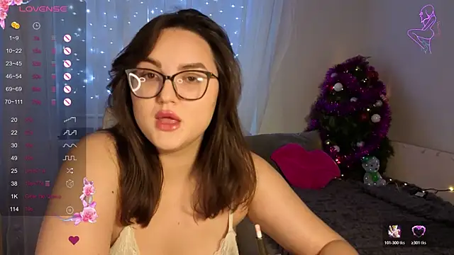 Snapshot of MiraLuccian chatting on January 5, 9:29 pm MiraLuccian online show from January 5, 9:29 pm