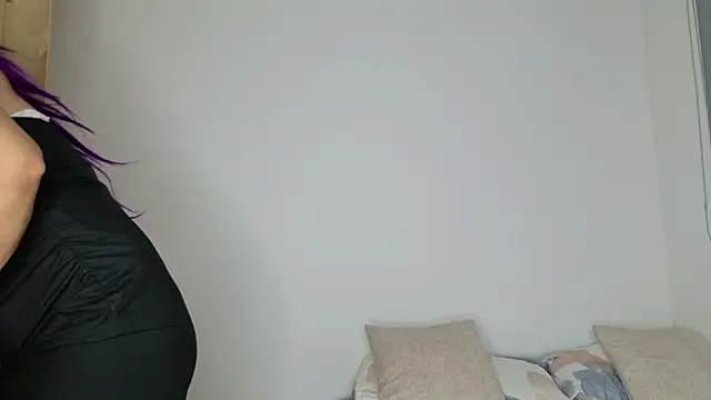 isahilton1 online show from February 11, 12:05 pm