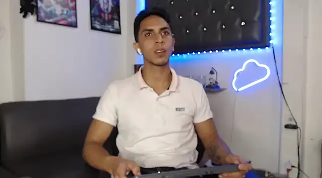 Snapshot of Monkey_uchiha777 chatting on March 10, 1:10 pm Monkey uchiha777 online show from March 10, 1:10 pm