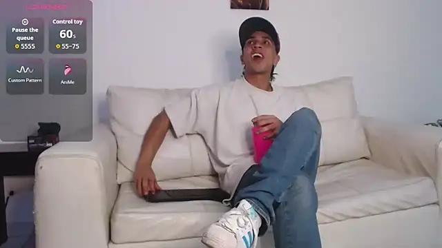 Snapshot of Monkey_uchiha777 chatting on February 17, 1:03 am Monkey uchiha777 online show from February 17, 1:03 am