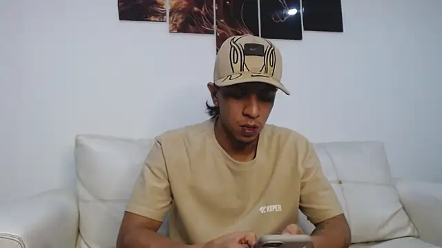 Snapshot of Monkey_uchiha777 chatting on February 6, 11:45 pm Monkey uchiha777 online show from February 6, 11:45 pm