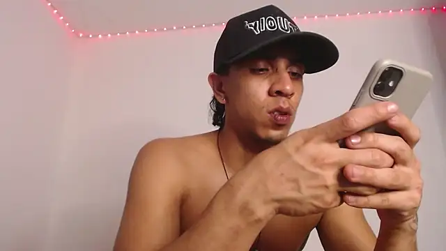 Snapshot of Monkey_uchiha777 chatting on February 6, 2:40 am Monkey uchiha777 online show from February 6, 2:40 am