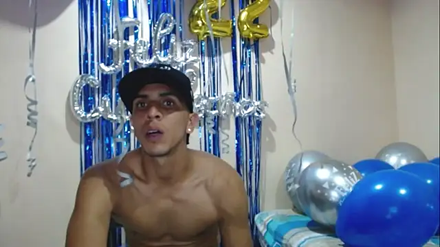 Snapshot of Monkey_uchiha777 chatting on September 13, 12:21 am Monkey uchiha777 online show from September 13, 12:21 am