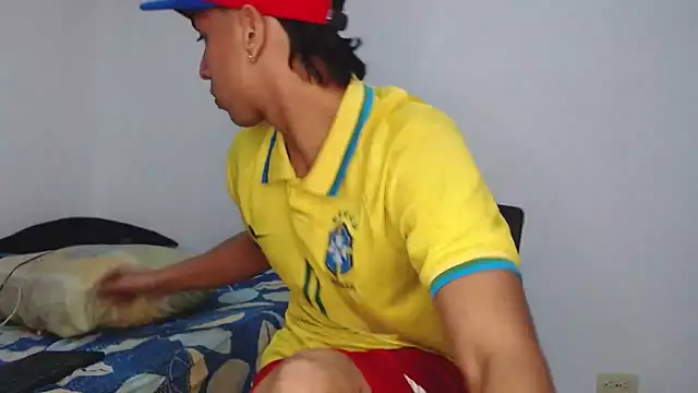 Snapshot of Monkey_uchiha777 chatting on December 1, 10:43 pm Monkey uchiha777 online show from December 1, 10:43 pm