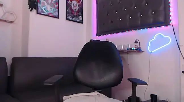 Snapshot of Monkey_uchiha777 chatting on March 17, 7:37 pm Monkey uchiha777 online show from March 17, 7:37 pm