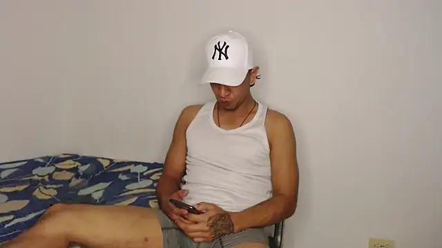 Snapshot of Monkey_uchiha777 chatting on November 23, 11:53 am Monkey uchiha777 online show from November 23, 11:53 am