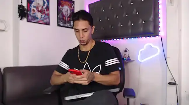 Snapshot of Monkey_uchiha777 chatting on March 13, 2:44 pm Monkey uchiha777 online show from March 13, 2:44 pm