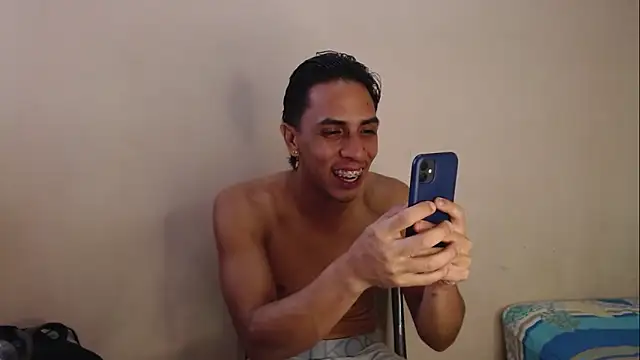 Snapshot of Monkey_uchiha777 chatting on September 25, 6:58 pm Monkey uchiha777 online show from September 25, 6:58 pm