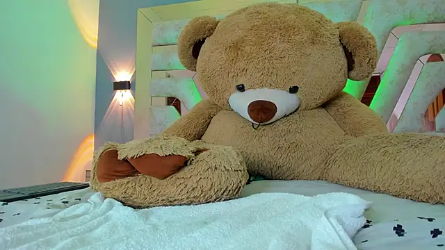 Snapshot of MaddyCrofft chatting on March 17, 5:05 pm MaddyCrofft online show from March 17, 5:05 pm