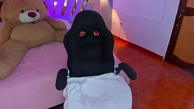 Snapshot of MaddyCrofft chatting on March 14, 11:34 am MaddyCrofft online show from March 14, 11:34 am