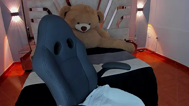 Snapshot of MaddyCrofft chatting on March 21, 6:07 pm MaddyCrofft online show from March 21, 6:07 pm