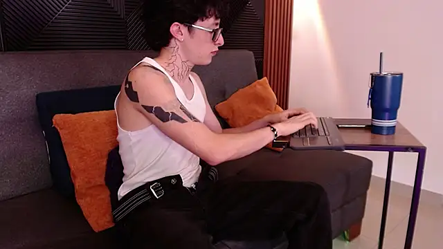 troy rouge online show from March 12, 1:36 am