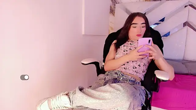 Small Hot19 online show from April 15, 9:04 am