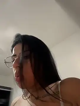 jheicylli online show from May 15, 6:06 pm
