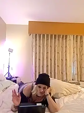 Snapshot of KITTYBOOBOOFUXX chatting on November 18, 9:40 pm KITTYBOOBOOFUXX online show from November 18, 9:40 pm