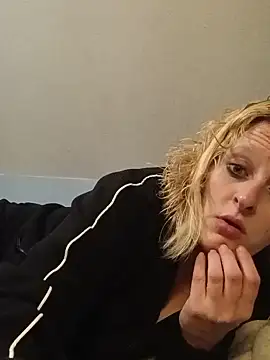 Snapshot of KITTYBOOBOOFUXX chatting on June 17, 5:51 am KITTYBOOBOOFUXX online show from June 17, 5:51 am