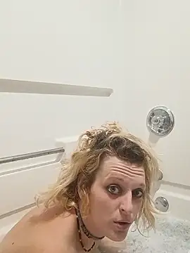 Snapshot of KITTYBOOBOOFUXX chatting on October 28, 2:01 am KITTYBOOBOOFUXX online show from October 28, 2:01 am