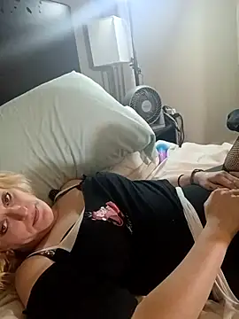 Snapshot of KITTYBOOBOOFUXX chatting on November 25, 10:15 am KITTYBOOBOOFUXX online show from November 25, 10:15 am