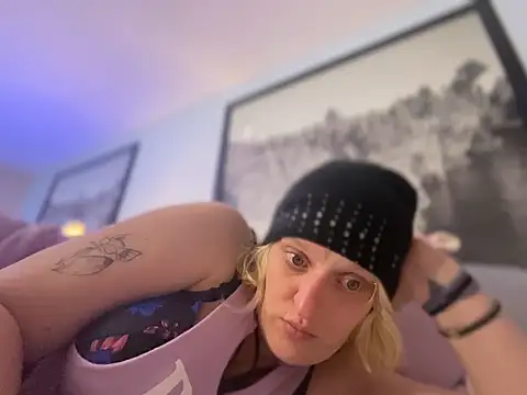 KITTYBOOBOOFUXX online show from April 13, 8:18 am