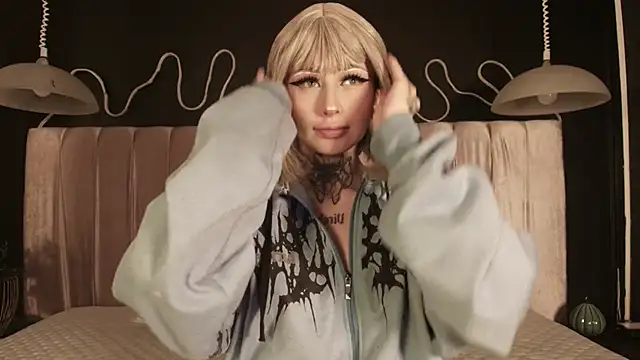 Zhally Dee online show from January 14, 8:01 pm