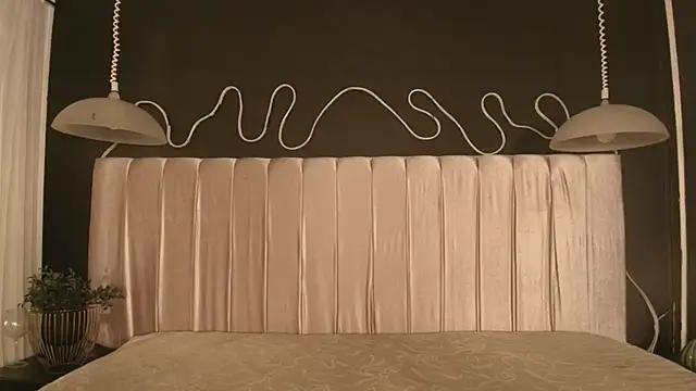 Zhally Dee online show from February 19, 7:55 pm